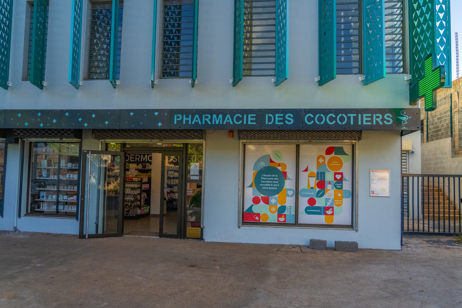 Devanture de la Pharmacie des Cocotiers